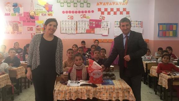 Mehmet Akif Ersoy İlkokul Öğrencilerine Kırtasiye Malzemesi Dağıtıldı