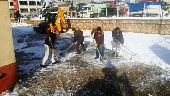 Eruh Belediyesi karla mücadele ekipleri okul yolları ve okul bahçelerinde kar temizliği yaptı