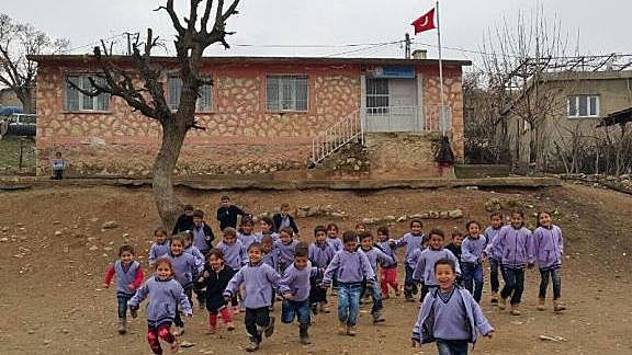 İlçe Kaymakamımız Sayın Murtaza DAYANÇ´ın katkılarıyla köy okullarımıza okul kıyafetleri dağıtıldı