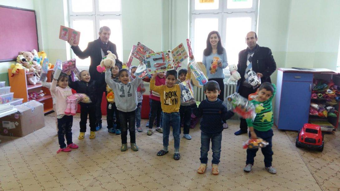 Zeynep Gençten Anaokulu Öğretmenleri ve Velilerinden Atatürk İlkokulu Anasınıf Öğrencilerine Oyuncak Yardımı