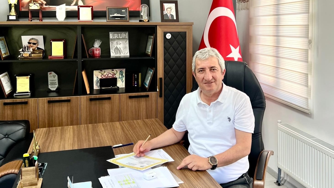 Eruh İlçe Milli Eğitim Müdürümüz  Sayın Mehmet ÇİFTÇİ  2024-2025 Eğitim-Öğretim yılının sona ermesi nedeniyle öğretmenler, anne - babalar ve  tatile çıkan öğrenciler için bir mesaj yayımladı.